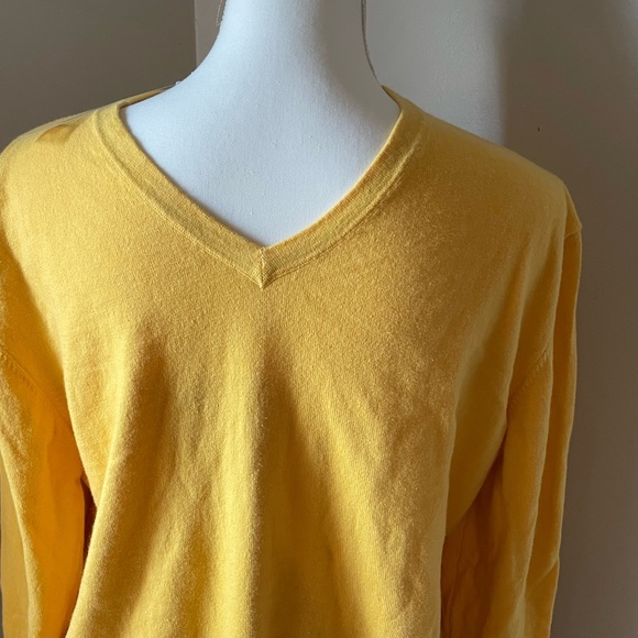 NWT Men’s JCP Yellow V-Neck Pullover Sweater A women can wear this sweater - Picture 3 of 5